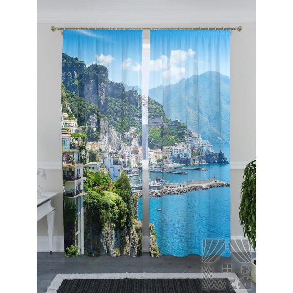 Кровать у окна с видом на море