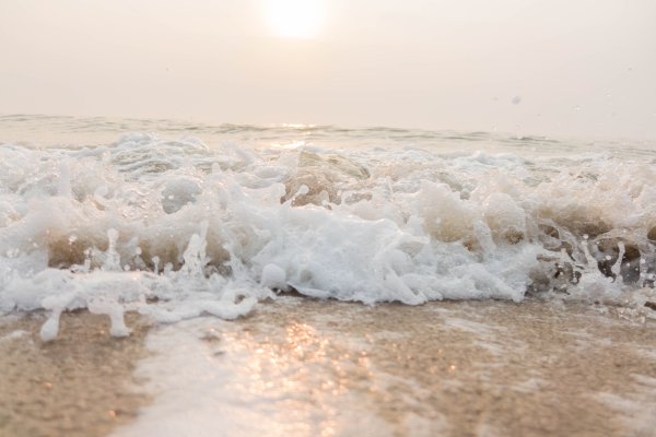 Пена на берегу моря