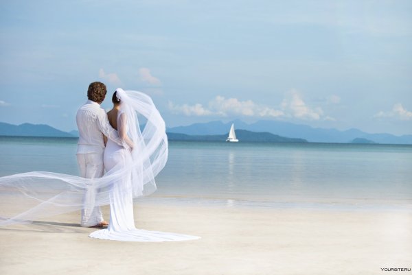 Молодожены на фоне моря