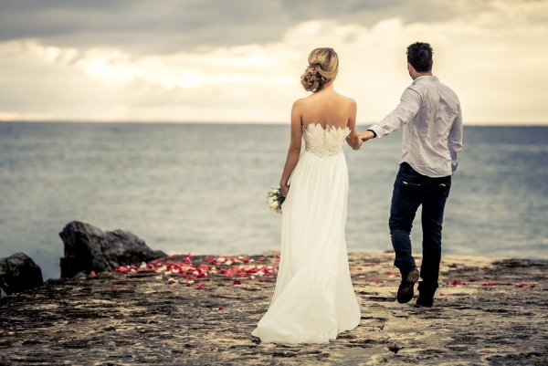 Невеста на берегу моря