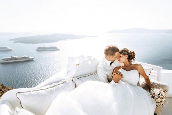 Молодожены на берегу моря