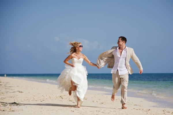 Жених и невеста на берегу моря