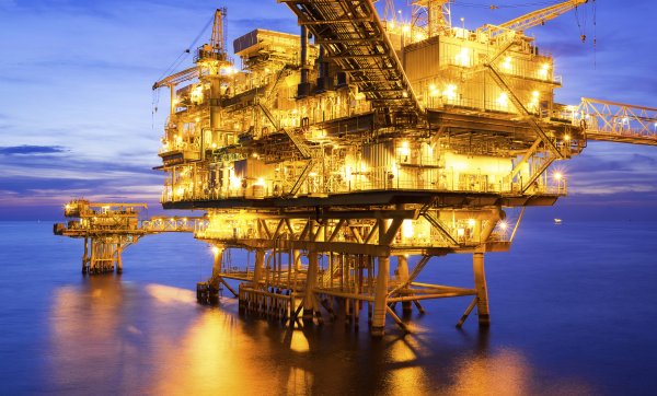 Добыча нефти на шельфе Охотского моря