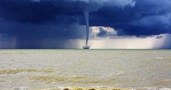 Смерч Торнадо водяные