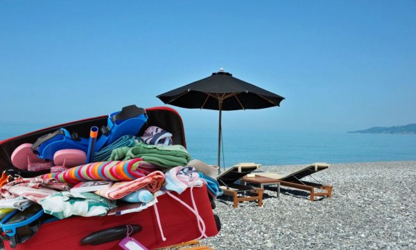 Чемодан на пляже