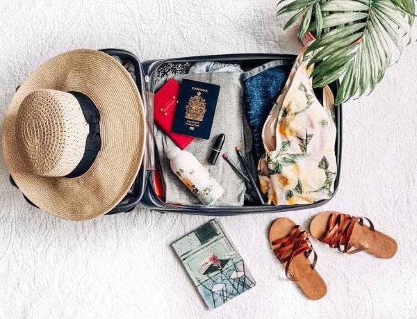 Женщина собирает чемодан