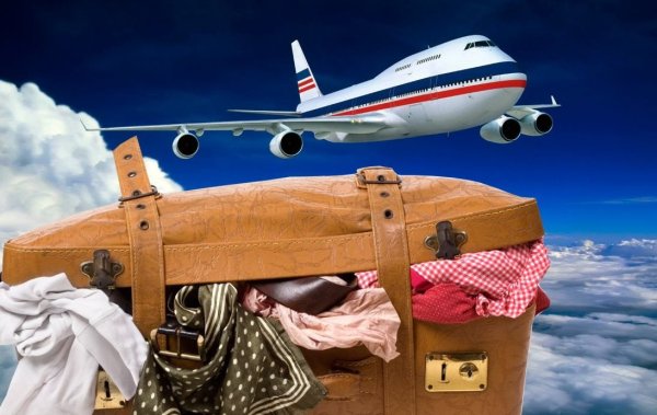 Чемодан на пляже