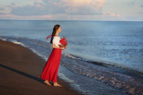 Девушка ждет на берегу