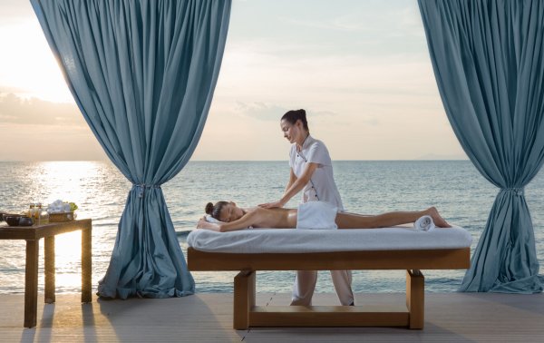 Девушка у моря массаж