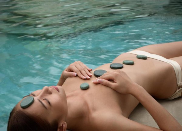 Девушка в бассейне в Тайланде