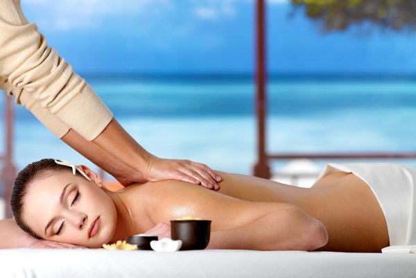 Девушка у моря массаж