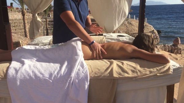 Девушка на массажном столе