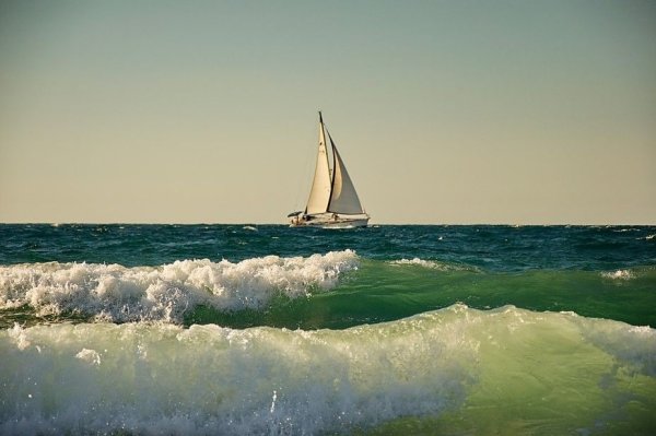 Море волны парусник