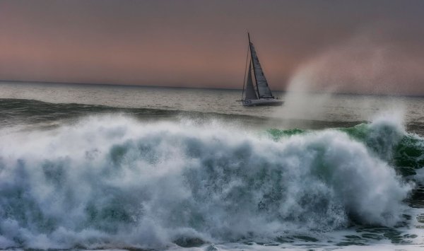 Море волны парусник