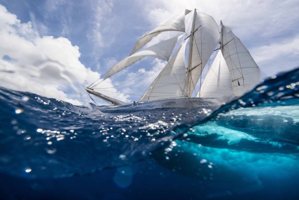 Корабль с парусами ветер