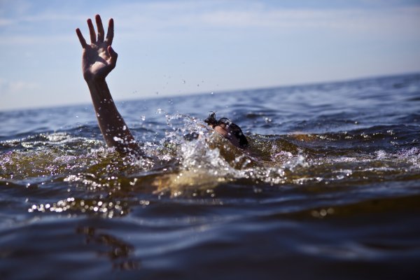 Девушка в брызгах воды