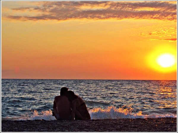 Два человека на берегу моря