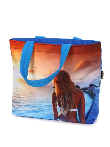 Блондинка на море