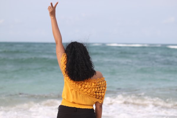 Девушка сидит спиной