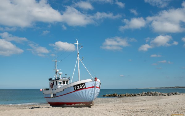 Баркас в море