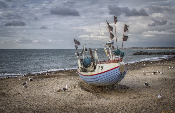 Рыболовецкий Баркас в море
