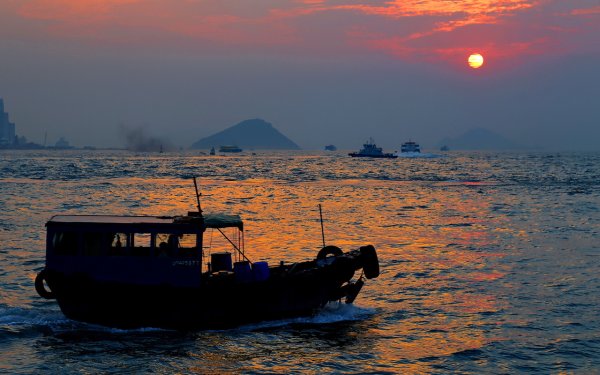 Баркас док море