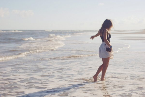 Девушка со спины вечером