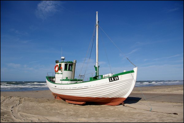 Заброшенная яхта