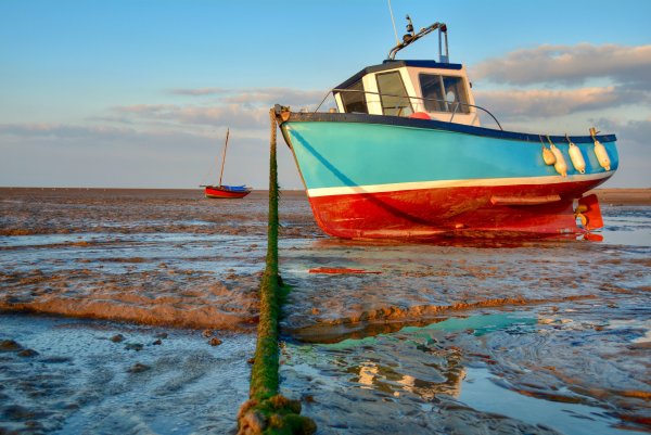 Рыбацкая лодка в море