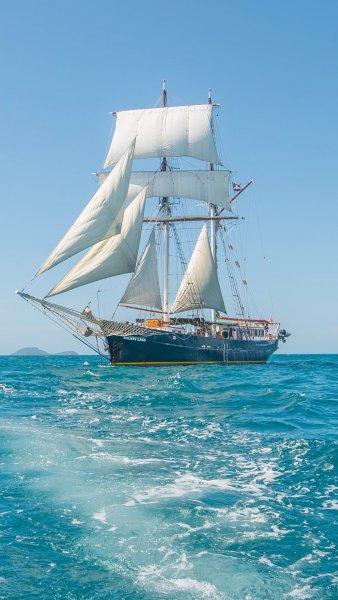 Парусник в море