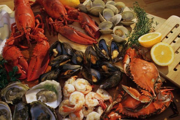 Морепродукты на черном фоне