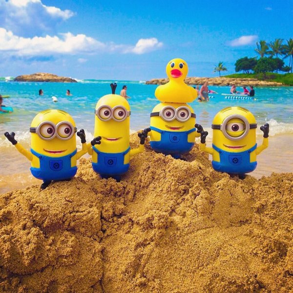 Миньоны на пляже