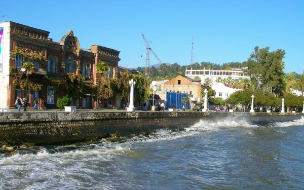 Набережная Сухума в Абхазии