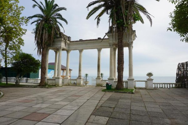 Пляж Лайтхаус Бич Сухум