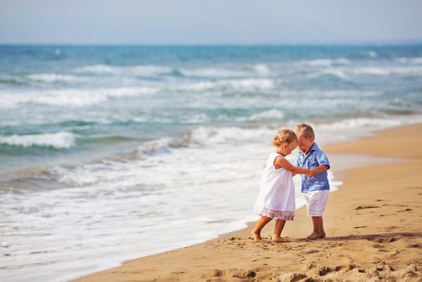 Красивые дети на море