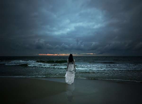 Грустная девушка на берегу моря