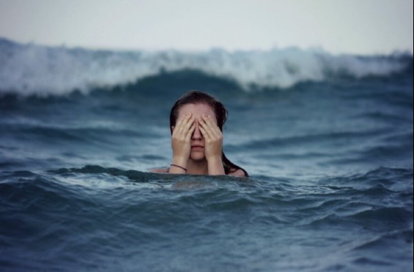 Девушка в одиночестве у моря