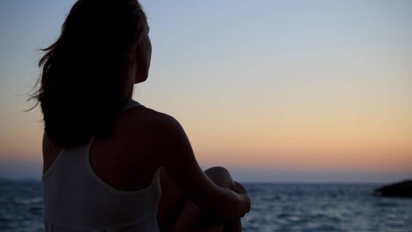 Девушка у моря грустит