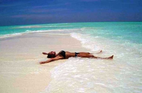 Девушка бежит к морю