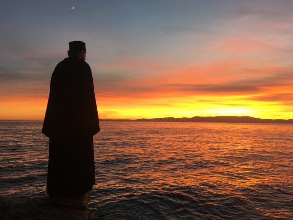 Девушка в воде на закате