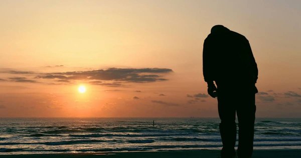 Девушка глядит на небо