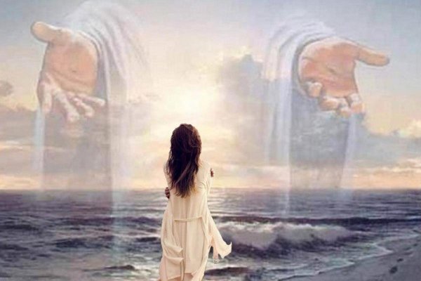 Девушка в одиночестве у моря