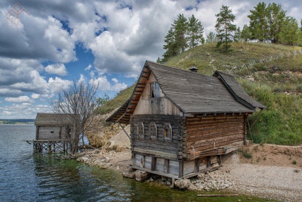 Таежная изба на реке Чусовая