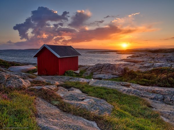 Маленький домик на берегу