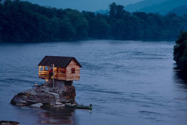Дом-отшельник на реке Дрина (Сербия)