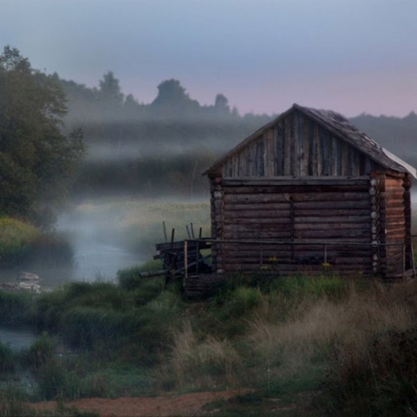 Заброшенная деревня у реки