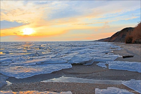 Замерзшее Азовское море