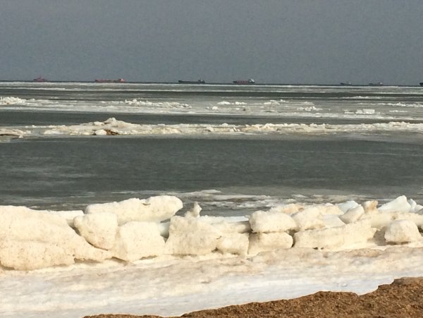 Замерзшее Азовское море