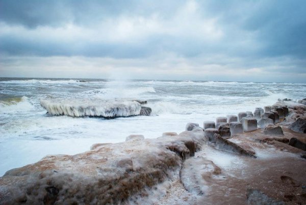 Замерзшее Азовское море