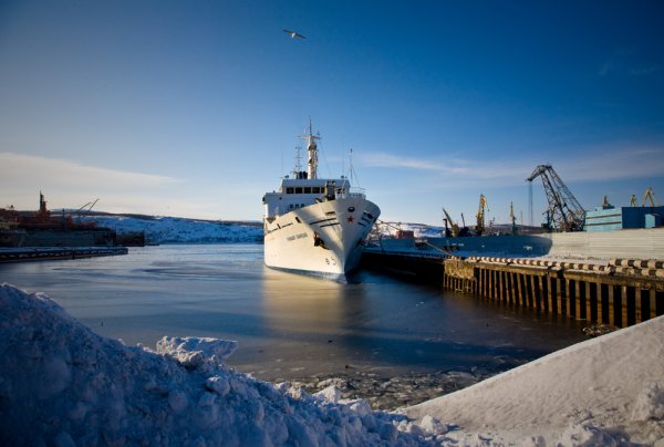 Порт Мурманск зимой